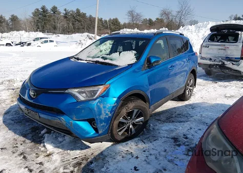 2017 Toyota Rav4 Xle z USA, uszkodzony, nr VIN JTMRFREV0HJ135998
